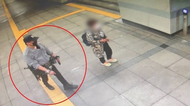 경찰복 차림으로 지하철 활보한 남성. 경기북부경찰청 제공