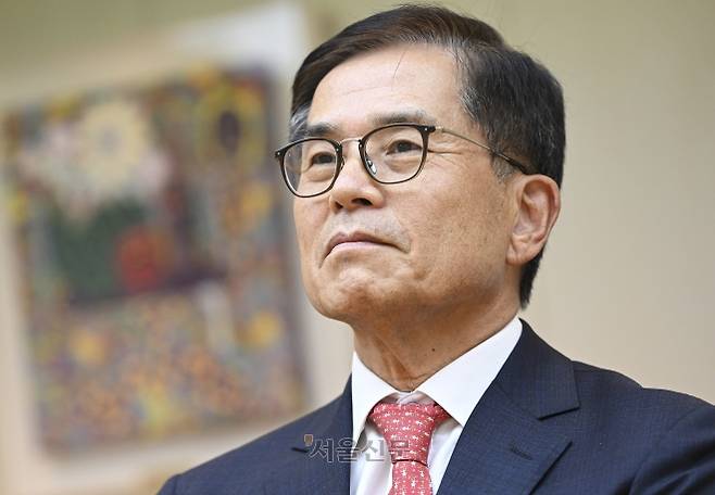 최석영 전 주제네바 국제기구대표부 대사가 10일 서울 중구 법무법인 광장에서 서울신문과 인터뷰 하고 있다. 이지훈 기자