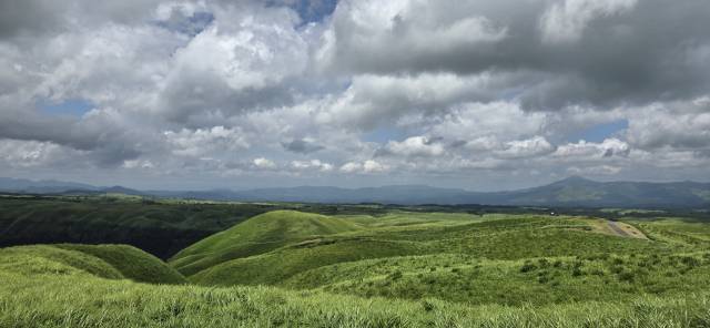 아소산 쿠사센리 평원. 38~40도 폭염이 계속되는 산 아래와 달리 아소산 정상은 23도에 불과했다. 사진=임병식