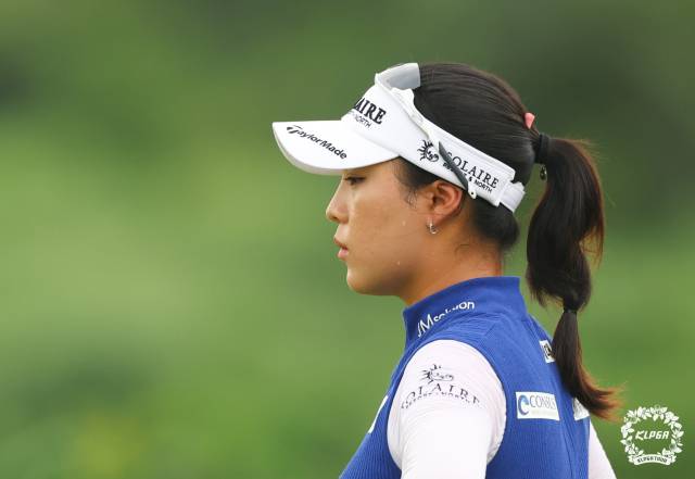 그린 공략을 고심하고 있는 윤이나. 사진 제공=KLPGA