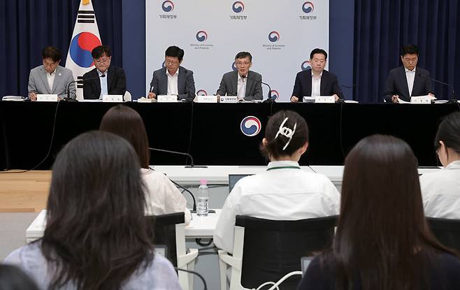 기획재정부 박금철 세제실장(오른쪽 세 번째)이 7월29일 정부세종청사 민원동 브리핑실에서 '2025년 세제개편안' 상세 브리핑을 하고 있다. ⓒ연합뉴스