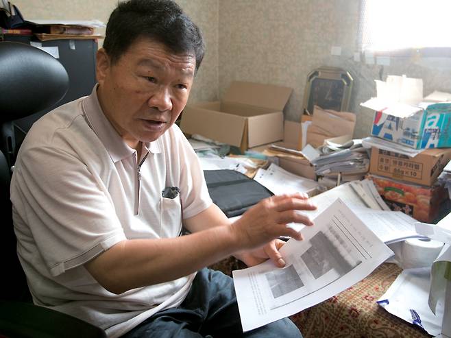 17년 전 대구에서 발생한 계명대 여대생 정은희양 사망 사건의 피해자 아버지 정현조씨가 2015년 8월13일 사건 자료들을 내보이며 이야기를 하고 있다. ⓒ시사저널 박은숙