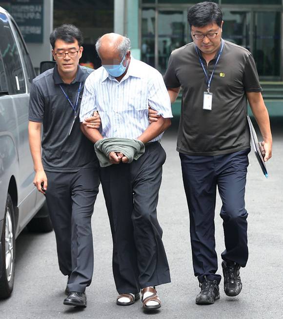 정은희양 사건의 범인으로 지목된 스리랑카인 A씨가 재판에 출석하기 위해 법원에 들어서고 있다. ⓒ연합뉴스