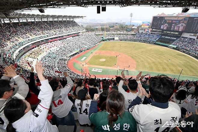 KBO리그가 역대 최소경기로 900만 관중을 돌파했다. 단일 시즌 100만 관중을 불러모은 구단도 역대 최다치를 기록할지 궁금하다. 스포츠동아DB