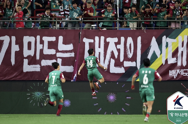 대전 김준범이 10일 역전골을 터뜨린 뒤 기뻐하고 있다. 프로축구연맹