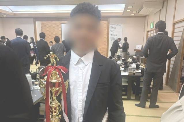 ▲ 일본 축구계가 때아닌 '인권 논란'에 휘말려 홍역을 치르고 있다. 일본축구협회(JFA)가 미국인 아버지와 일본인 어머니 사이에서 태어난 자국 국적의 13살 선수를 면밀한 확인 절차 없이 외국인으로 오등록하고 당사자 항의에도 귀화 신청서를 지속적으로 요구해 JFA 내부에 드리운 낮은 인권 감수성과 특유의 경직성, '일본인 퍼스트' 마인드가 입길에 올랐다. ⓒ '아사히신문' 홈페이지 갈무리