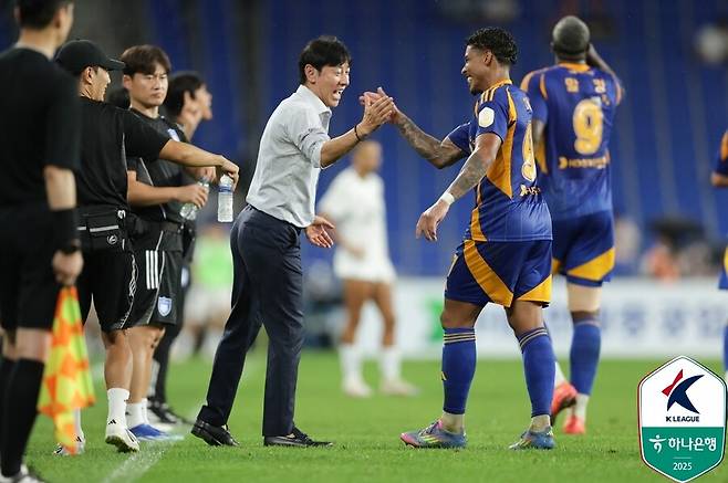 ▲ 울산 HD 부활 중책을 맡은 신태용 감독이 4634일 만에 치른 K리그 복귀전을 승리로 장식하자 인도네시아 언론도 주목하고 있다. "신태용 전 인도네시아 대표팀 감독이 13년 만에 자국 무대 복귀전에서 미소를 지으며 울산에 승리를 안겼다"며 "강한 전방 압박과 빠른 역습, 그리고 탄탄한 수비까지. 단 1경기 만에 K리그 명문의 부활 가능성을 증명해냈다"며 찬사를 아끼지 않았다. ⓒ 한국프로축구연맹