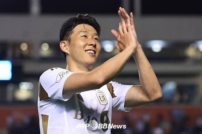 로스앤젤레스(LA)FC 손흥민이 10일 시카고 파이어전을 통해 미국 프로축구 메이저리그사커(MLS) 데뷔전을 치른 뒤 관중들에게 인사하고 있다. /AFPBBNews=뉴스1