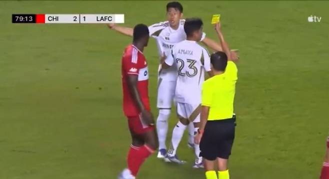 로스앤젤레스(LA)FC 손흥민(위)이 10일 미국 일리노이주 브리지뷰의 시트긱 스타디움에서 열린 시카고 파이어와의 2025 미국프로축구 메이저리그사커(MLS)에서 상대 수비수 카를로스 테란과 설전을 벌이고 있다. /사진=중계화면 캡처