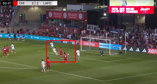 로스앤젤레스(LA)FC 손흥민이 10일 미국 일리노이주 브리지뷰의 시트긱 스타디움에서 열린 시카고 파이어FC와의 2025 미국 프로축구 메이저리그사커(MLS) 27라운드 원정경기에 교체로 출전해 데뷔전을 치렀다. 후반 36분 동점골이 터진 뒤 팀 동료들이 세리머니를 하러 가는 사이 홀로 공을 줍는 손흥민의 모습. /사진=LAFC 유튜브 중계화면 캡처