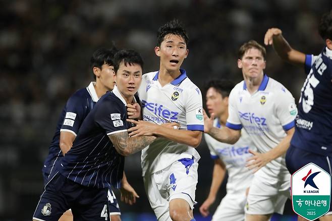 곽윤호(왼쪽)와  김건희(가운데)이 코너킥 상황에서 볼 경합을 펼치고 있다. /사진=한국프로축구연맹 제공