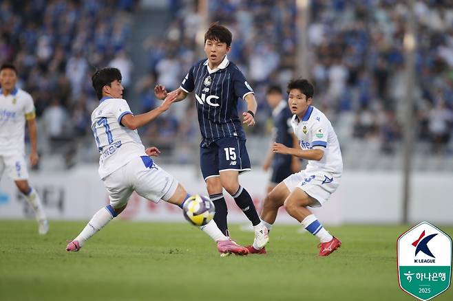 볼 경합 펼치는 박승호(가운데). /사진=한국프로축구연맹 제공
