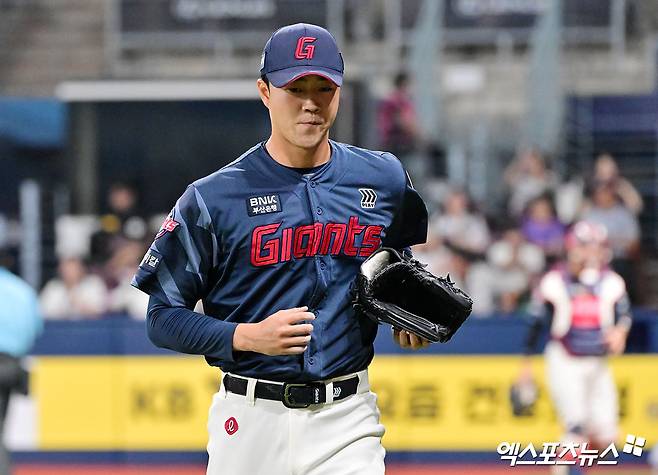 1일 오후 서울 구로구 고척스카이돔에서 열린 '2025 신한 SOL Bank KBO리그' 롯데 자이언츠와 키움 히어로즈의 경기, 8회말 수비를 마친 롯데 윤성빈이 더그아웃으로 향하고 있다. 엑스포츠뉴스 DB