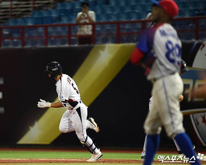 지난해 11월 대만에서 열린 '2024 세계야구소프트볼연맹(WBSC) 프리미어12'에서 쿠바를 상대로 만루 홈런을 기록했던 김도영. 사진 엑스포츠뉴스 DB