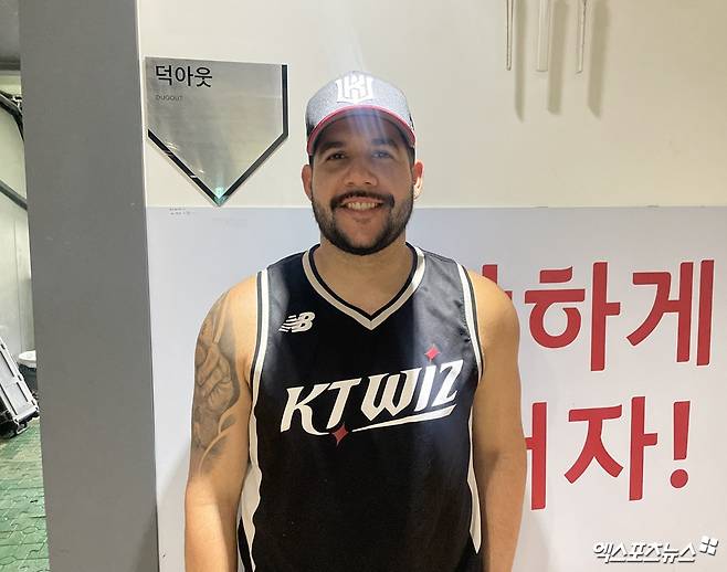 KT 위즈 선발투수 엔마누엘 데 헤이수스가 10일 수원 KT위즈파크에서 인터뷰를 마친 뒤 기념촬영하고 있다. 수원, 최원영 기자