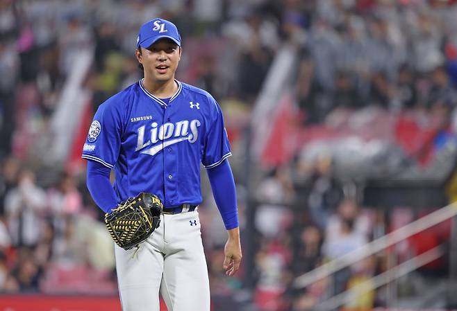 삼성 라이온즈 투수 최충연이 지난 9일 수원 KT 위즈전에 구원 등판해 이닝을 마친 뒤 더그아웃으로 들어오고 있다. 삼성 라이온즈