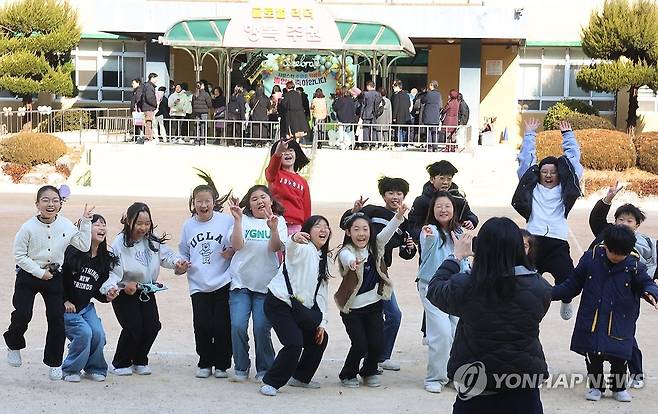 주원초등학교 마지막 졸업식 [연합뉴스 자료사진]