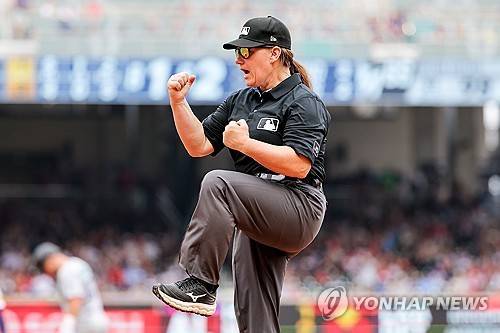 메이저리그 최초 여성 심판 젠 파월의 역동적인 아웃 선언 [UPI=연합뉴스]
