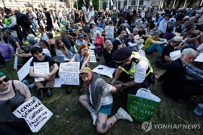 체포되는 시위자 [EPA 연합뉴스]