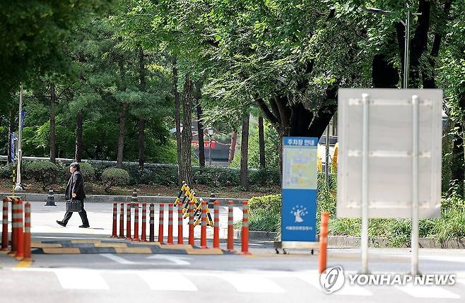 윤석열 전 대통령 12차 공판 기일 불출석 (서울=연합뉴스) 류영석 기자 = 24일 윤석열 전 대통령의 내란 우두머리 혐의 관련 재판 12차 공판 기일이 열리는 서울 서초구 서울중앙지방법원 차량 출입구 모습.
    윤 대통령은 이날 재판부에 건강상의 사유로 출석하기 어렵다는 내용의 의견서를 제출하며 재판에 불출석했다. 2025.7.24 ondol@yna.co.kr