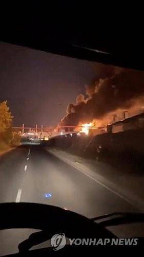 러시아 사라토프 지역에서 피어오르는 검은 연기 [소셜미디어/로이터=연합뉴스. 재판매 및 DB 금지]