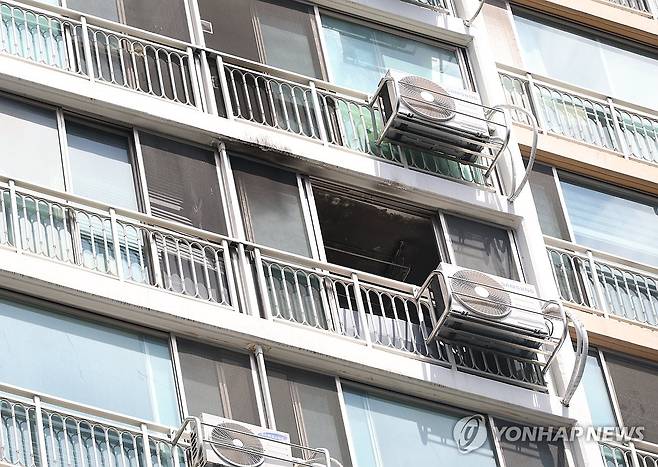 '방화 의심' 대구 아파트 화재 현장 (대구=연합뉴스) 박세진 기자 = 10일 대구 동구 한 아파트 베란다 유리창이 방화로 의심되는 화재로 인해 파손돼 있다. 2025.8.10 psjpsj@yna.co.kr