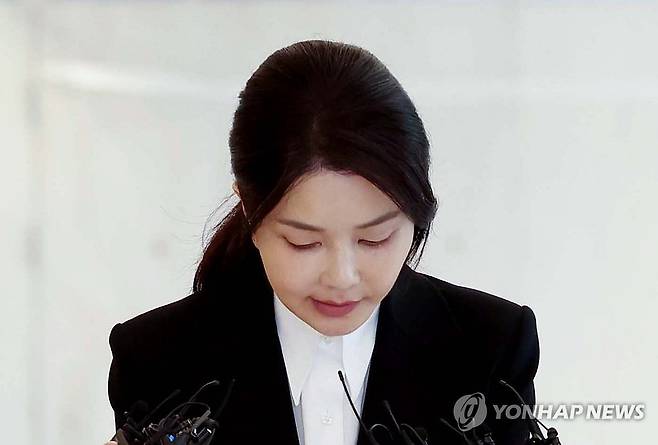 김건희 여사, 특검 첫 출석 (서울=연합뉴스) 윤석열 전 대통령 배우자 김건희 여사가 6일 서울 종로구 KT광화문빌딩 웨스트에 마련된 민중기 특별검사팀 사무실에 피의자 신분으로 출석하며 고개 숙이고 있다.  2025.8.6 [사진공동취재단] photo@yna.co.kr