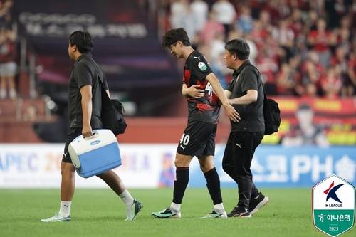 허리 통증 호소하며 물러나는 기성용 [한국프로축구연맹 제공. 재판매 및 DB 금지]