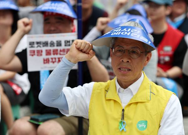 정의당 권영국 대표가 1일 서울 쿠팡 잠실 본사 앞에서 열린 ‘하루파업 결의대회’에서 구호를 외치고 있다. 2025.8.1 /연합뉴스