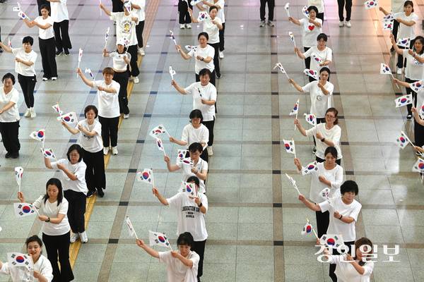 제80주년 광복절을 나흘 앞둔 11일 오후 수원역 대합실에서 수원시 권선구 주민자치센터 수강생들이 ‘광복, 그날의 기쁨’을 주제로 플래시몹 공연을 펼치고 있다. 2025.8.11 /최은성기자 ces7198@kyeongin.com