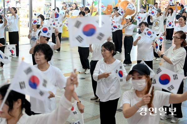 제80주년 광복절을 나흘 앞둔 11일 오후 수원역 대합실에서 수원시 권선구 주민자치센터 수강생들이 ‘광복, 그날의 기쁨’을 주제로 플래시몹 공연을 펼치고 있다. 2025.8.11 /최은성기자 ces7198@kyeongin.com