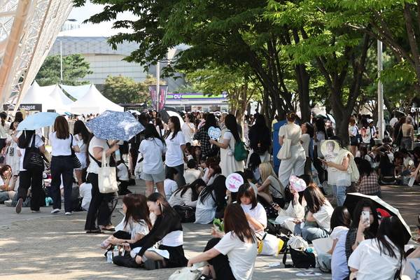 10일 서울 올림픽공원 KSPO돔(올림픽체조경기장)에서 폭발물 설치 신고가 접수돼 관중들이 대피해 있다. 2025.8.10 /연합뉴스