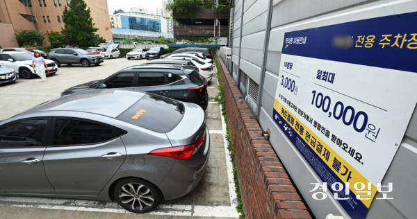 경기도내 유명 식당과 상업지구 인근 사설 주차장 요금이 상승해 이용에 불편을 겪고 있다는 목소리가 나오고 있다. 11일 수원시내 한 식당 주차장에 ‘10분당 3천원’이라는 요금 안내문이 게시돼 있다. 2025.8.11 /최은성기자 ces7198@kyeongin.com