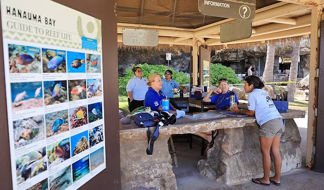▲ 미국 하와이주 오아후섬의 하나우마 베이(Hanauma Bay)를 찾은 관광객들이 안내데스크에서 &nbsp;환경보호 교육 접수를 하고 있다. &nbsp;/이재민 기자 leejm@incheonilbo.com