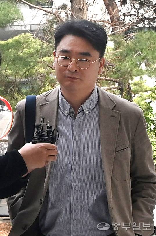 ▲ 지난 3월 27일 조현영 인천시의원이 구속 전 피의자 심문(영장실질심사)을 받기 위해 인천지법에 들어서고 있다. 사진=정선식기자