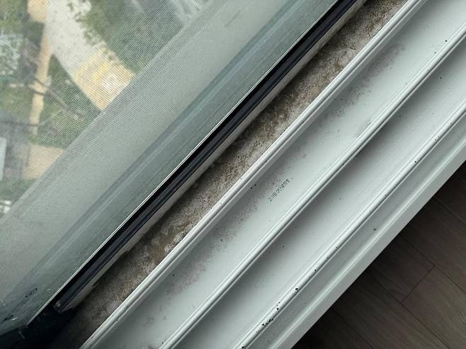 ▲ 공사 현장 인근 아파트 내부 창틀에 흙먼지가 쌓여 있다. 사진=독자제공