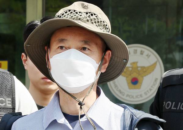 '시흥 흉기 살해범' 피의자 차철남이 5월 27일 시흥경찰서에서 살인 및 살인미수 혐의로 검찰에 구속 송치되고 있다. [사진=연합뉴스]