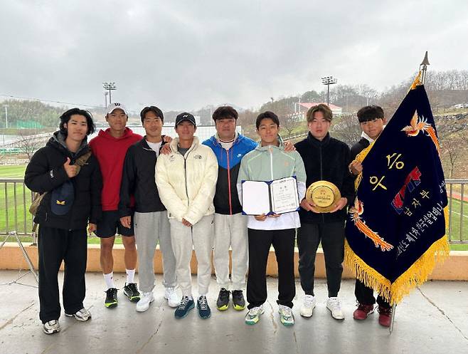 지난해 3월 22일 경남 함양에서 열린 '제1차 한국실업테니스연맹전 및 전국종별테니스 함양대회'에서 남자 단체전 우승을 차지하며 국내 최정상 팀임을 입증한 세종시청 테니스팀. 사진=세종시 제공.