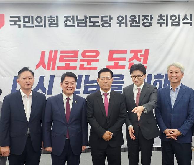 한동훈 전 대표와 국민의힘 당대표 선거에 출마한 안철수 후보가 지난달 비공개 회동 이후 20여 일 만에 만나면서 '찬탄파(탄핵 찬성)'의 연대설에 이목이 집중되고 있다. 사진은 11일 오후 2시 광주 서구 홀리데이인광주호텔에서 열린 김화진 국민의힘 전남도당위원장 취임식에 참석해 기념촬영을 하고 있는 모습. /김성빈 기자 ksb@namdonews.com