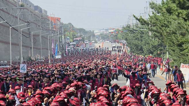지난 7일 플랜트건설노조 울산지부가 울주군 에쓰오일 정문 앞 도로에서 제11차 파업 결의대회를 열고 있다. 울산매일 포토뱅크