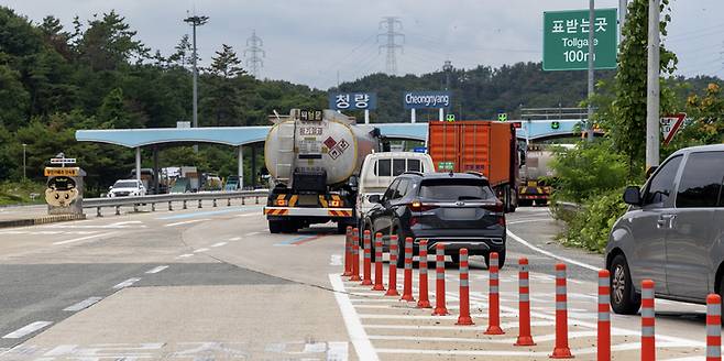 11일 울산 청량톨게이트 입구부에서 과적 점검을 위해 우측으로 이동하려는 화물차와 고속도로 진입을 위해 좌측으로 이동하려는 승용차들이 뒤섞이며 교통혼잡이 발생하고 있다. 최지원 기자