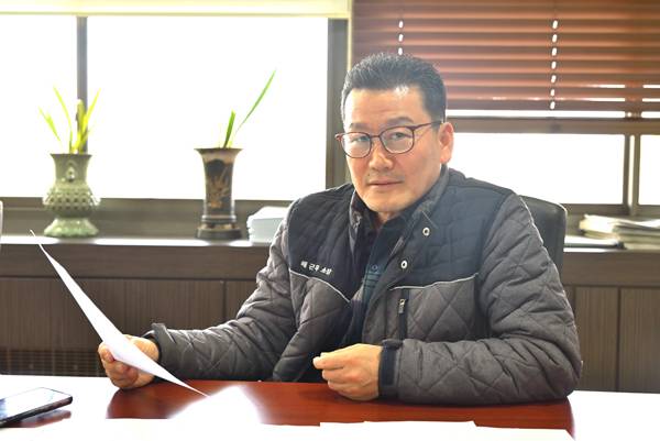 발명품을 설명하고 있는 배근우 발명가.