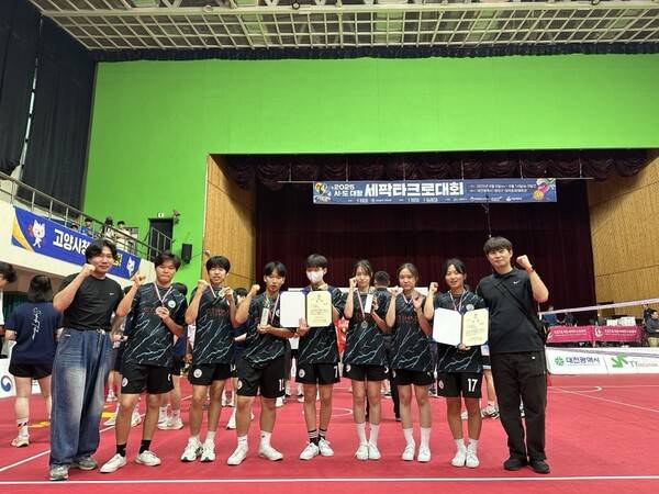 김해 한림중학교 세팍타크로 선수들이 시도 대항 세팍타크로대회를 마치고 기념촬영을 하고 있다. /한림중학교