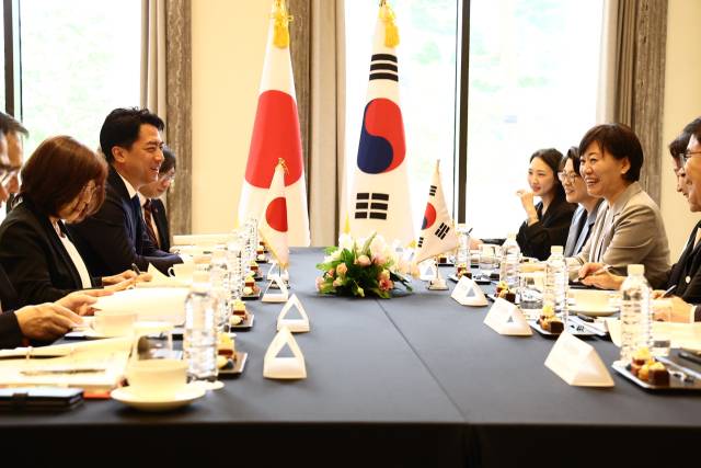농림축산식품부는 11일 "송미령 농식품부 장관은 이날 인천에서 열린 제4차 한중일 농업장관회의를 계기로 고이즈미 신지로 일본 농림수산성 대신과 양자면담을 갖고, 양국 간 농업 분야의 실질 협력 방안에 대해 의견을 나누었다"고 밝혔다. 2025.8.11. 농식품부 제공