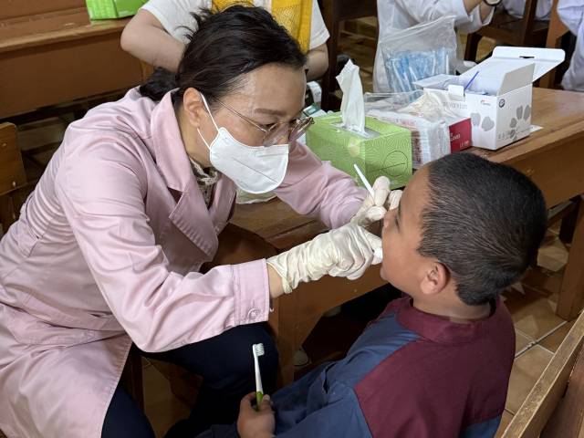 인도네시아 끄바요란 라마 우타라 행정사무소에서 대구보건대학교 치위생학과 전성희 교수가 인도네시아 어린이의 구강검진을 실시하고 있다.