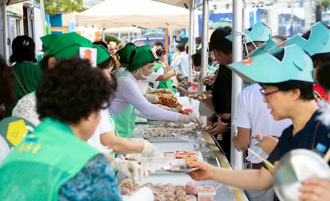 향토 오징어음식요리 무료 시식회. /김두한 기자