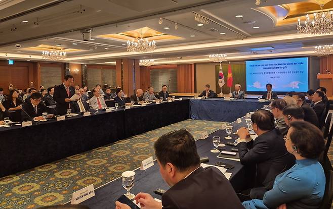 지난 10일 서울 롯데호텔에서 열린 '또 럼(To Lam) 베트남 공산당 서기장과 한국 우호 인사들의 만남' 행사에서 박현국 봉화군수가 'K-베트남 밸리' 사업을 소개하고 있다. <봉화군 제공>