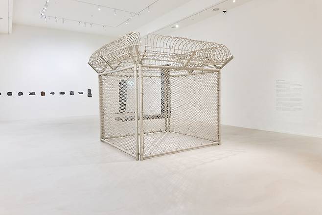 라이자 루,&nbsp;Security&nbsp;Fence,&nbsp;2005,&nbsp;유리&nbsp;비즈,&nbsp;스틸,&nbsp;가시&nbsp;철사,&nbsp;335.3&nbsp;x&nbsp;396.2&nbsp;x&nbsp;396.2&nbsp;cm.&nbsp;사진제공=포도뮤지엄.