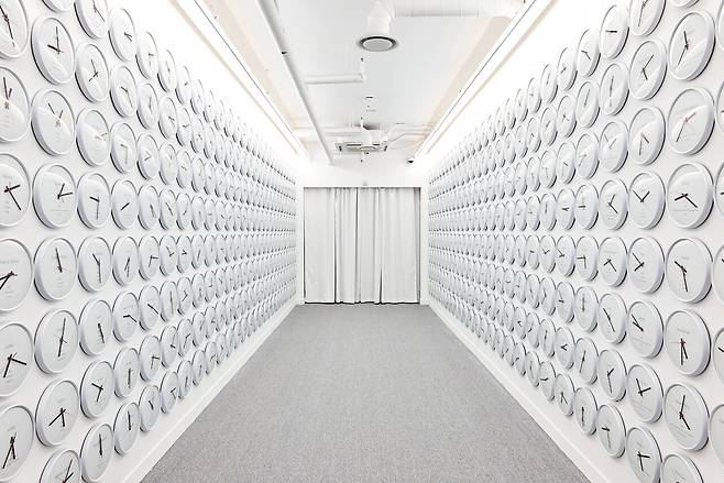 이완, 고유시,&nbsp;2025,&nbsp;시계&nbsp;560개,&nbsp;가변&nbsp;설치.&nbsp;사진제공=포도뮤지엄.