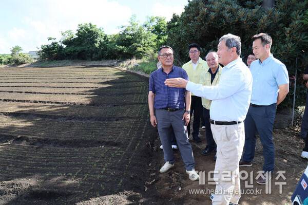 사진은 지난 달 21일 제주시 구좌읍 당근 파종 및 가뭄 상황을 살펴보고 있는 김완근 제주시장.&nbsp;
